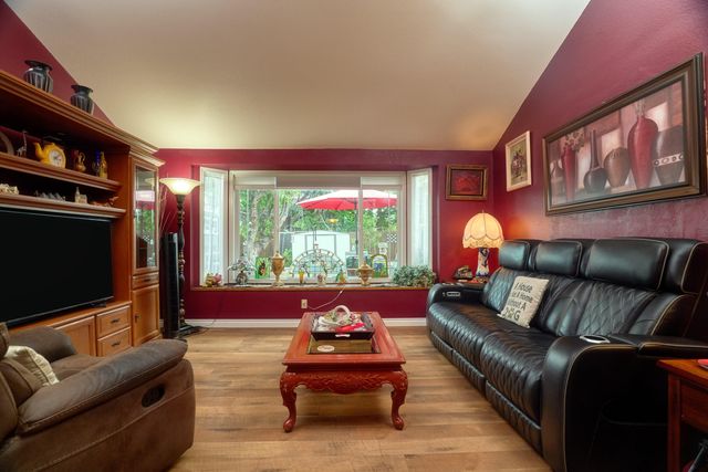 911 La Loma Drive, Medford, OR 97504