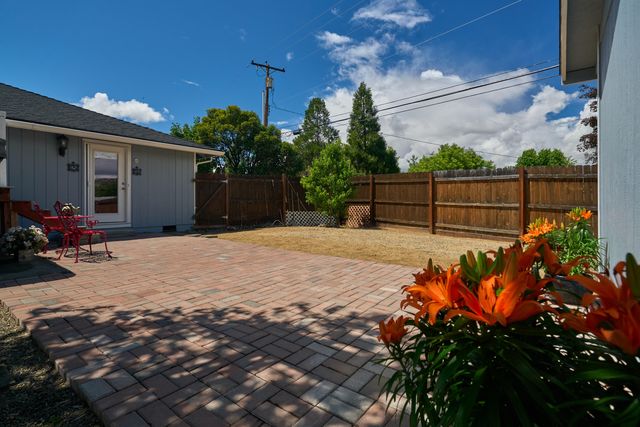911 La Loma Drive, Medford, OR 97504