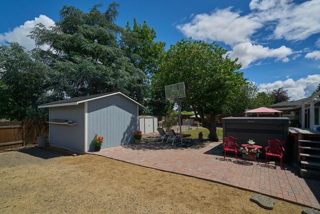 911 La Loma Drive, Medford, OR 97504