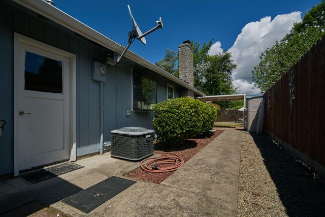 911 La Loma Drive, Medford, OR 97504
