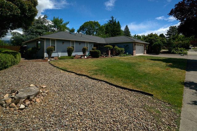 911 La Loma Drive, Medford, OR 97504