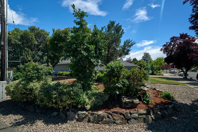 911 La Loma Drive, Medford, OR 97504