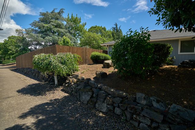 911 La Loma Drive, Medford, OR 97504