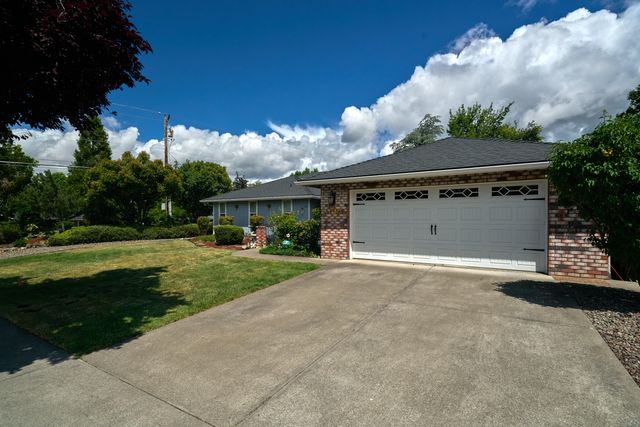 911 La Loma Drive, Medford, OR 97504