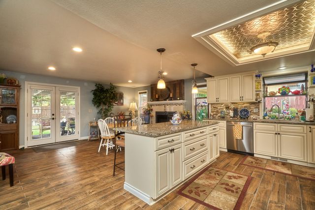 911 La Loma Drive, Medford, OR 97504