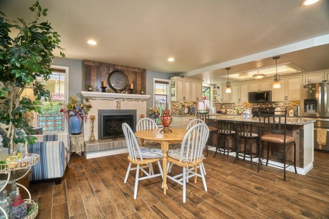 911 La Loma Drive, Medford, OR 97504