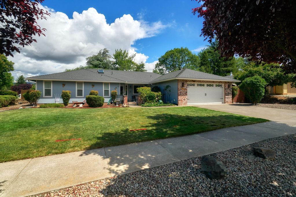 911 La Loma Drive, Medford, OR 97504