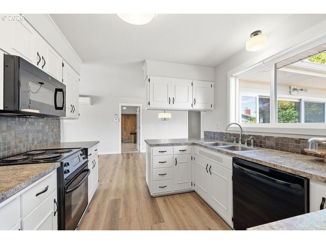 3470 HYACINTH St, Eugene, OR 97404