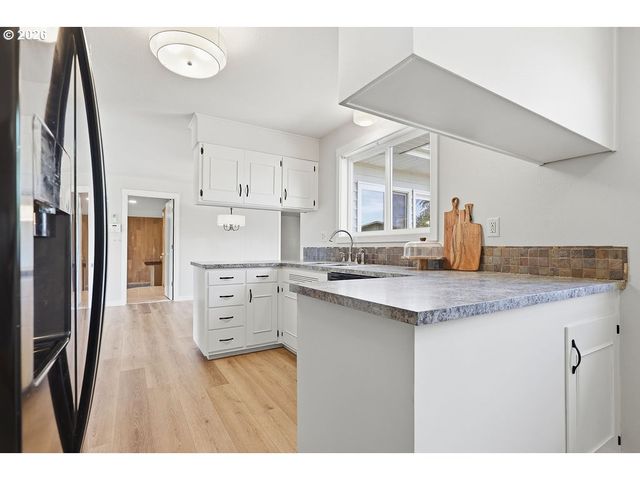 3470 HYACINTH St, Eugene, OR 97404