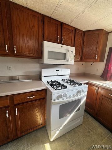 288 Fox Hunt Drive, Lockport Town, NY 14094