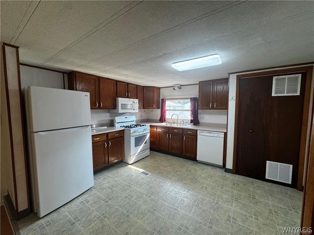 288 Fox Hunt Drive, Lockport Town, NY 14094