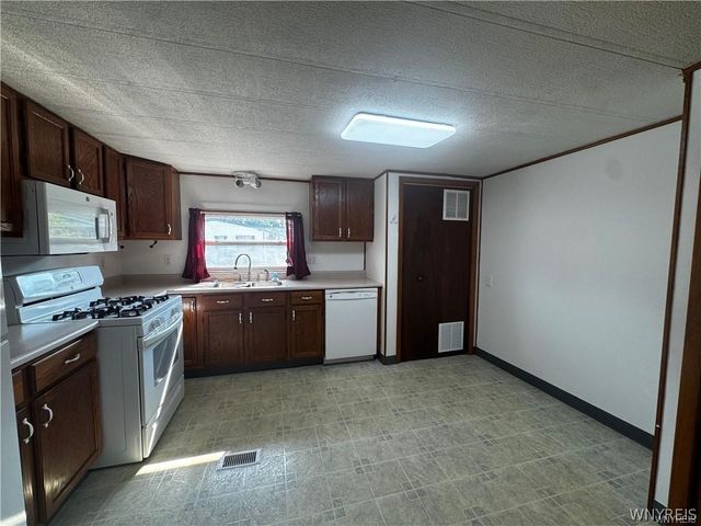 288 Fox Hunt Drive, Lockport Town, NY 14094