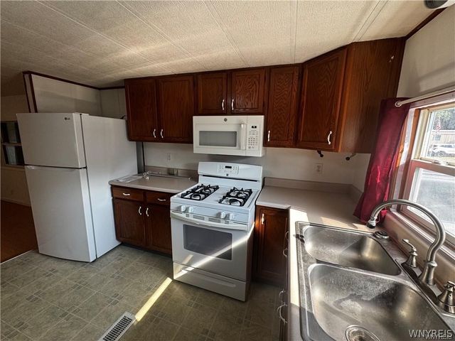 288 Fox Hunt Drive, Lockport Town, NY 14094