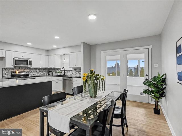 1360 BREEZEVIEW DR, York, PA 17404