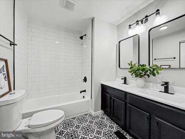 1360 BREEZEVIEW DR, York, PA 17404