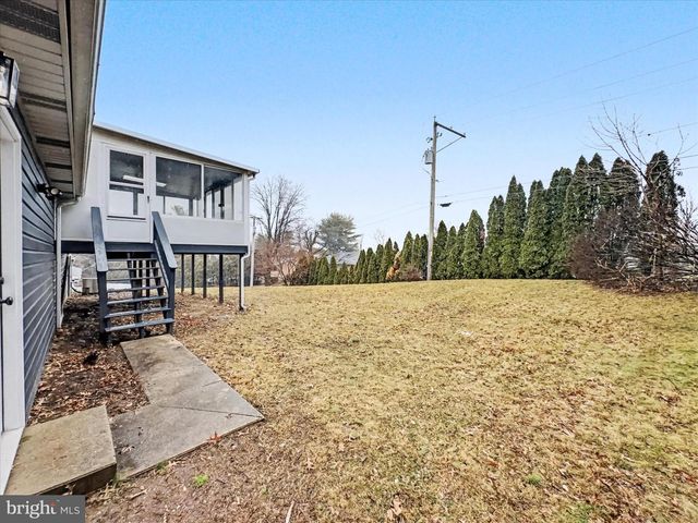 1360 BREEZEVIEW DR, York, PA 17404