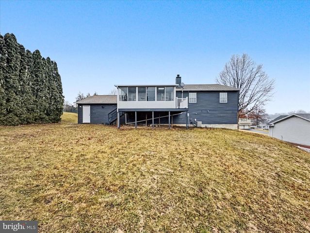 1360 BREEZEVIEW DR, York, PA 17404