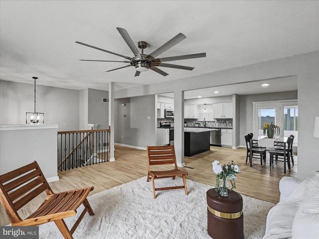 1360 BREEZEVIEW DR, York, PA 17404