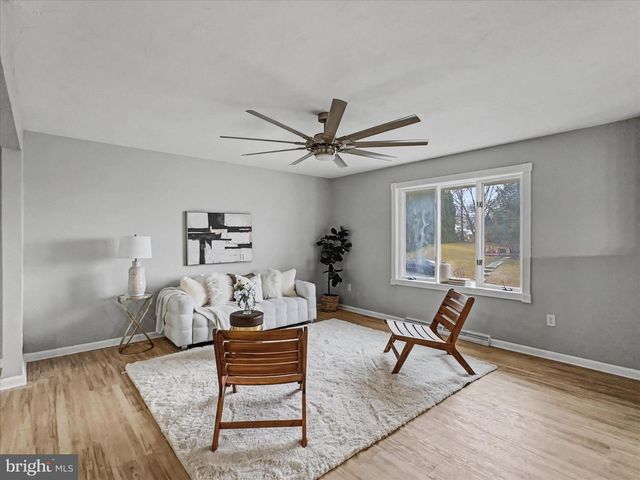 1360 BREEZEVIEW DR, York, PA 17404