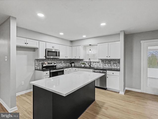 1360 BREEZEVIEW DR, York, PA 17404