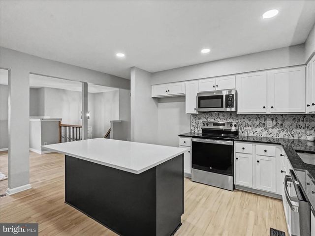 1360 BREEZEVIEW DR, York, PA 17404