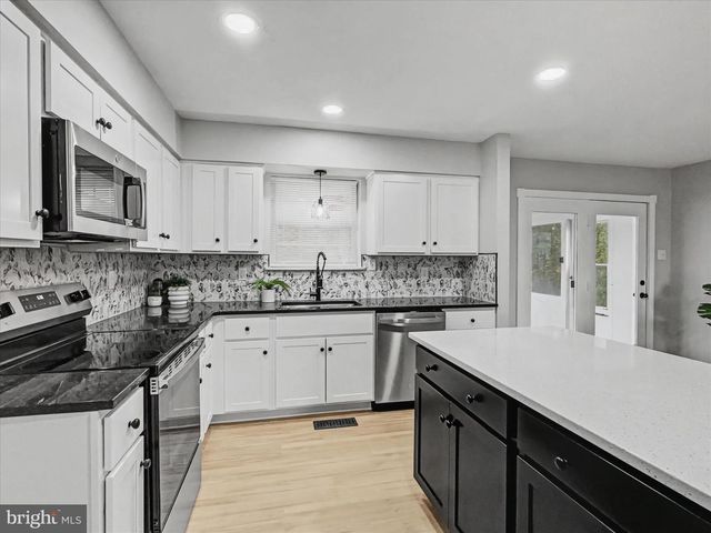 1360 BREEZEVIEW DR, York, PA 17404