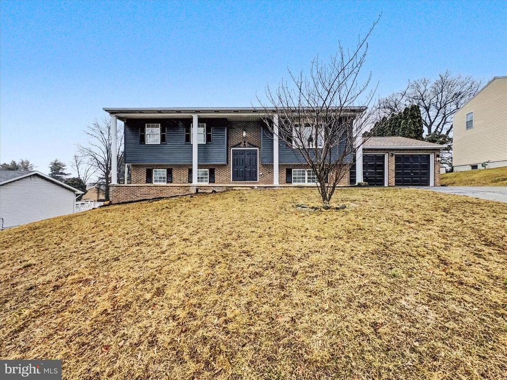 1360 BREEZEVIEW DR, York, PA 17404