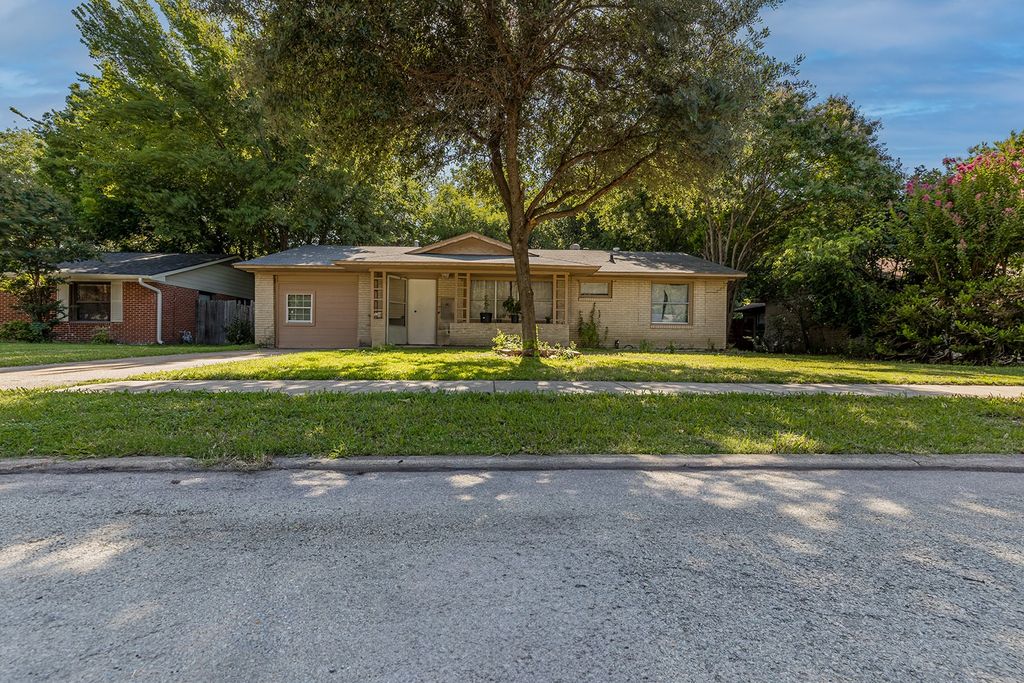 1913 Terry Drive, Grand Prairie, TX 75051