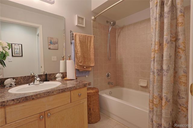 3581 Oakmonte Boulevard, Oakland Charter Township, MI 48306