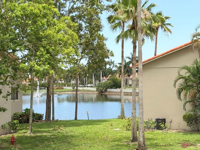 1541 Windorah Way E, West Palm Beach, FL 33411