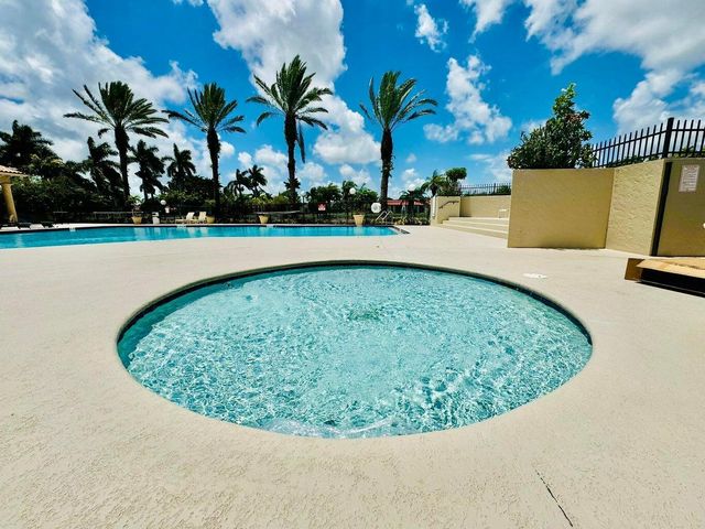 1541 Windorah Way E, West Palm Beach, FL 33411