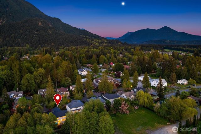 915 Snoqualm Place, North Bend, WA 98045