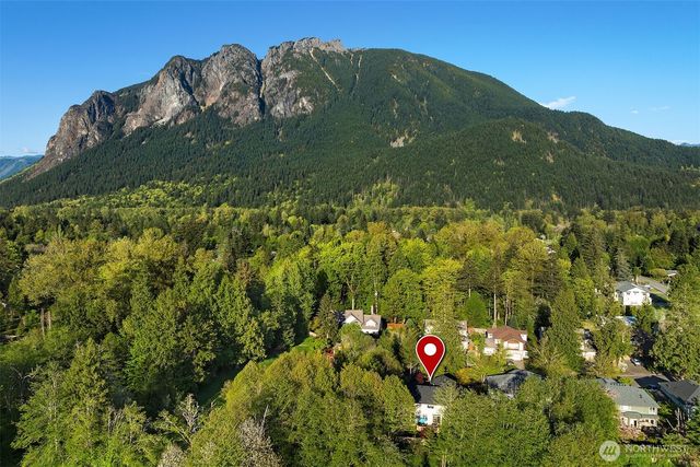 915 Snoqualm Place, North Bend, WA 98045
