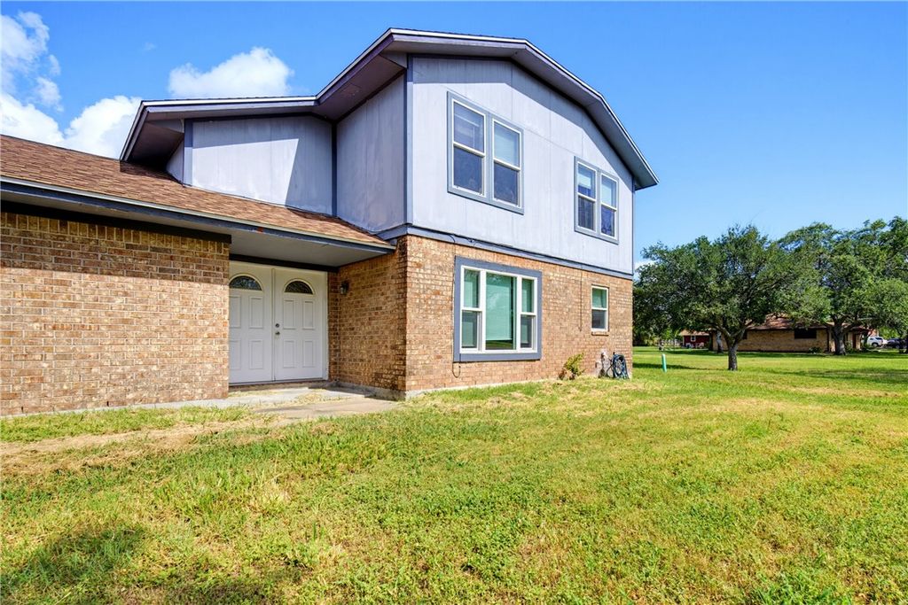 106 Adkins, Refugio, TX 78377 — photo 2