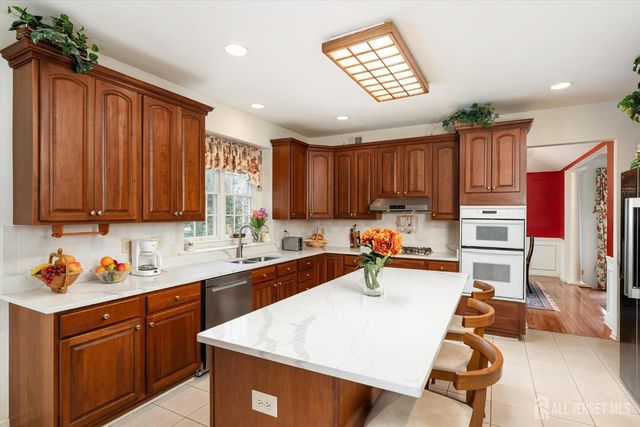 4 Bergen Drive, Cranbury, NJ 08512