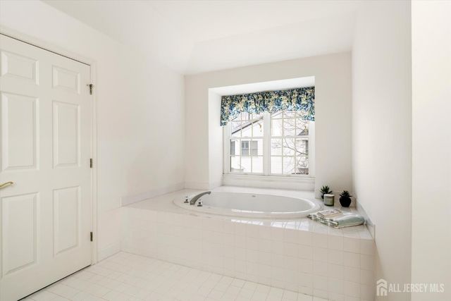 4 Bergen Drive, Cranbury, NJ 08512