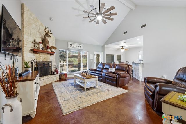 1413 Country Hills Drive, La Vernia, TX 78121