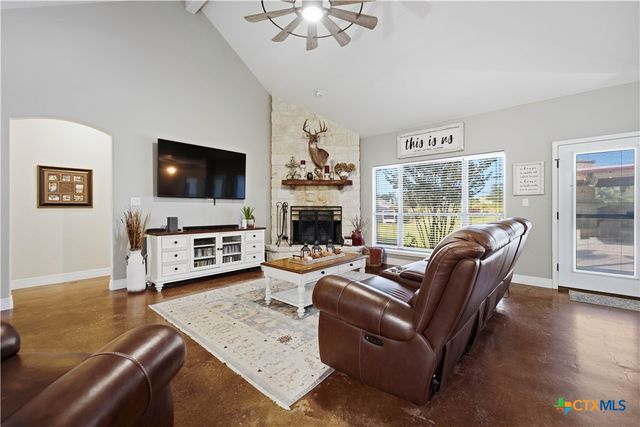 1413 Country Hills Drive, La Vernia, TX 78121