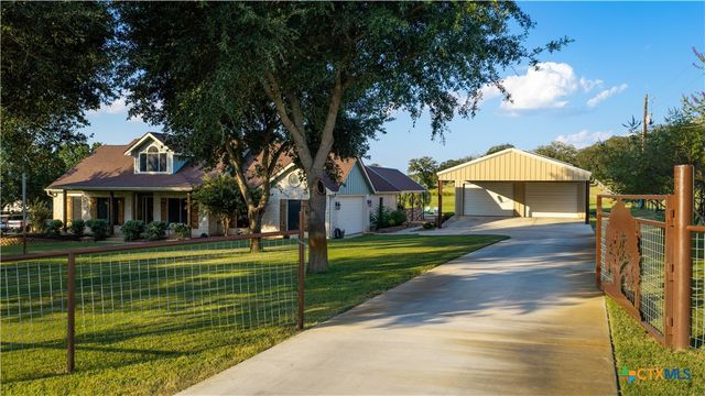 1413 Country Hills Drive, La Vernia, TX 78121