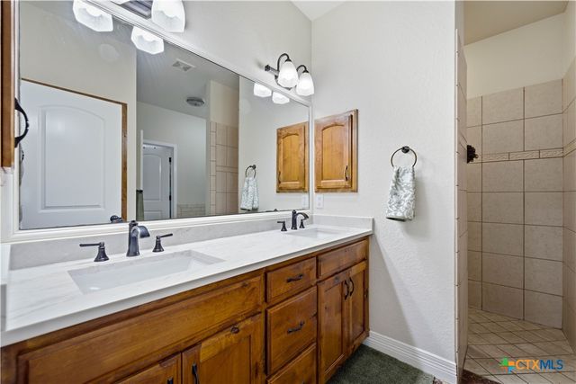 1413 Country Hills Drive, La Vernia, TX 78121