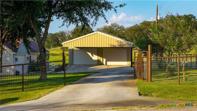 1413 Country Hills Drive, La Vernia, TX 78121