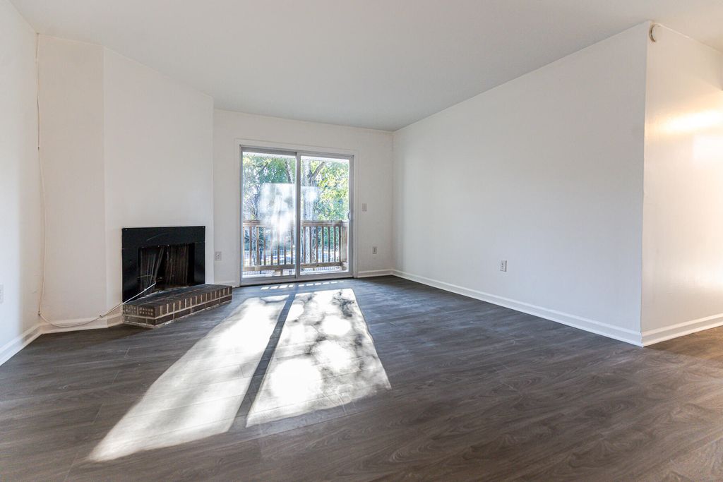 Image 12 of property listing at 1402 Camp Road 3f, Charleston, SC 29412