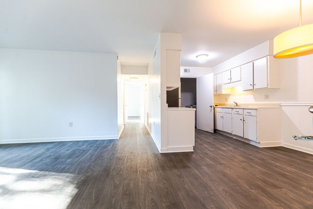 Image 13 of property listing at 1402 Camp Road 3f, Charleston, SC 29412