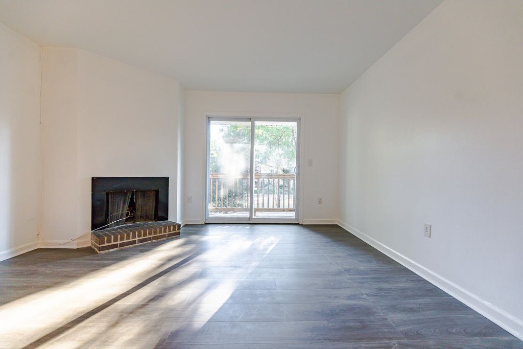 Image 17 of property listing at 1402 Camp Road 3f, Charleston, SC 29412