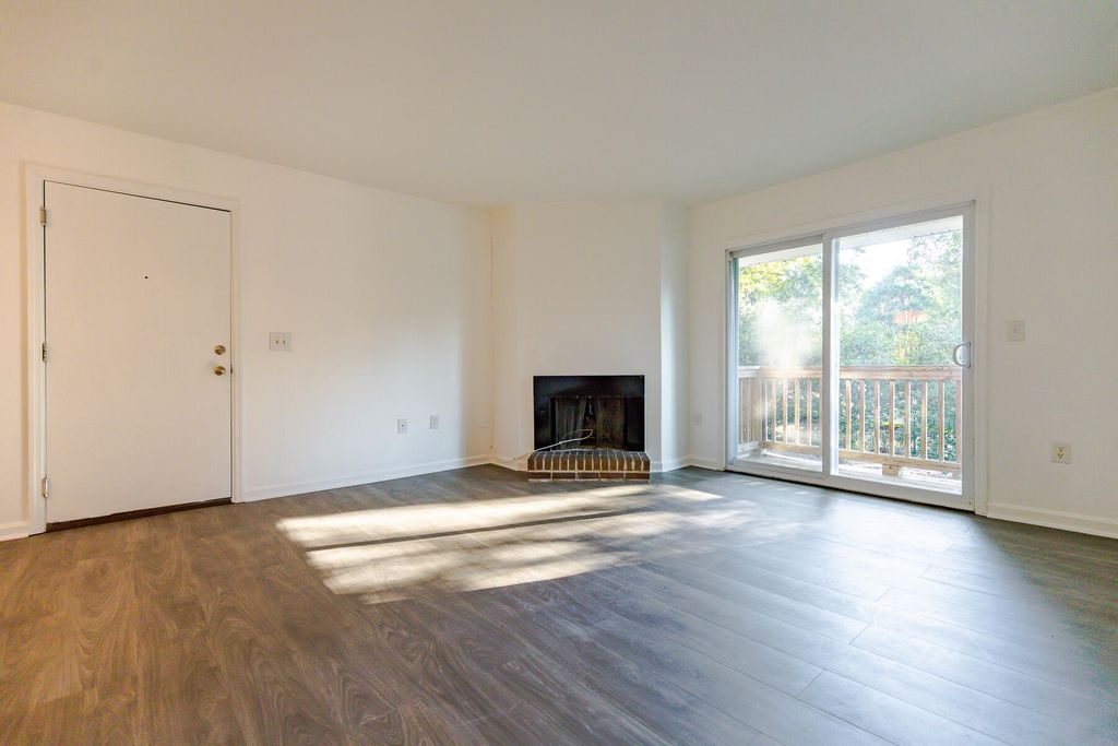 Image 18 of property listing at 1402 Camp Road 3f, Charleston, SC 29412