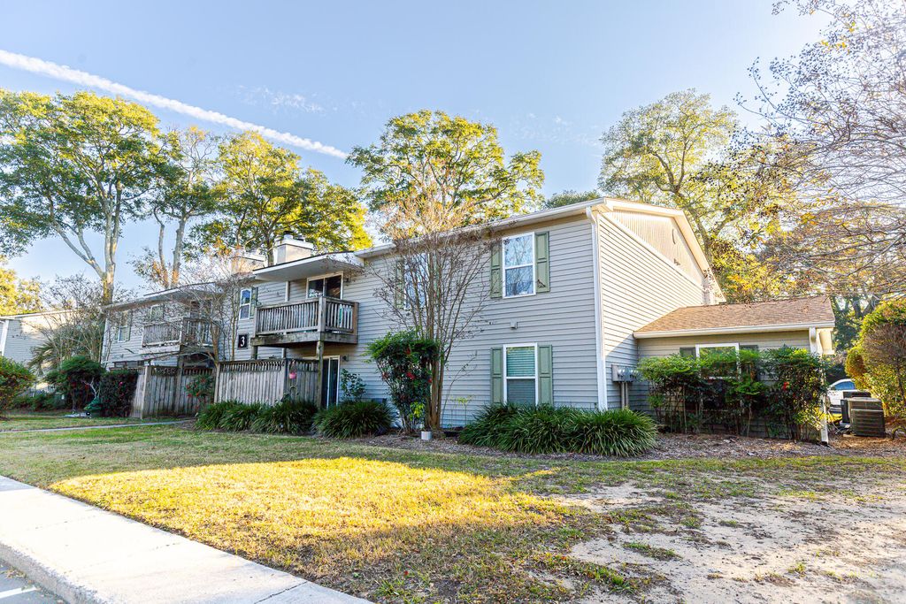 Image 8 of property listing at 1402 Camp Road 3f, Charleston, SC 29412