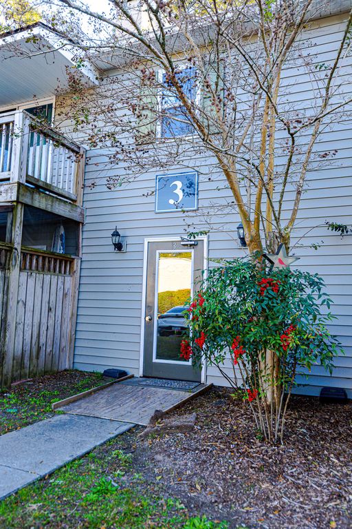 Image 9 of property listing at 1402 Camp Road 3f, Charleston, SC 29412