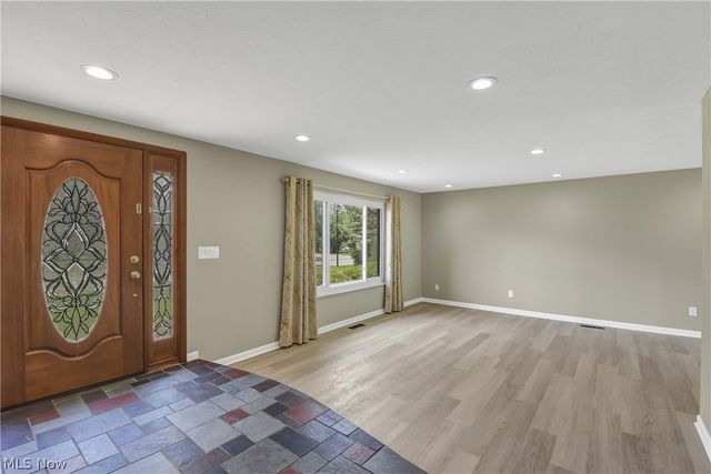 24420 S Oxford Oval, North Olmsted, OH 44070