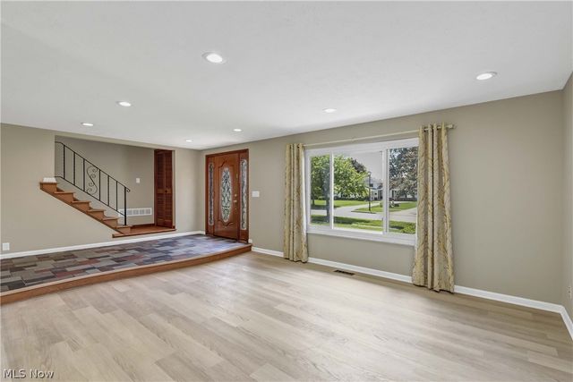 24420 S Oxford Oval, North Olmsted, OH 44070