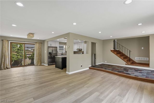 24420 S Oxford Oval, North Olmsted, OH 44070